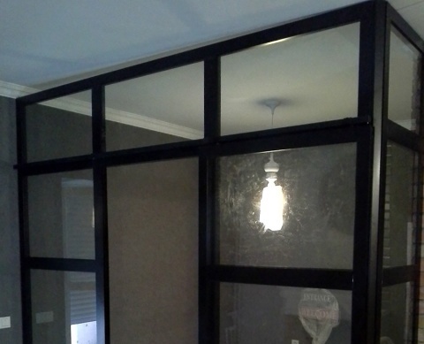 Перегородка из алюминия и стекла с откатной дверью